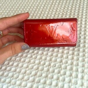 Louis Vuitton vernis key cles